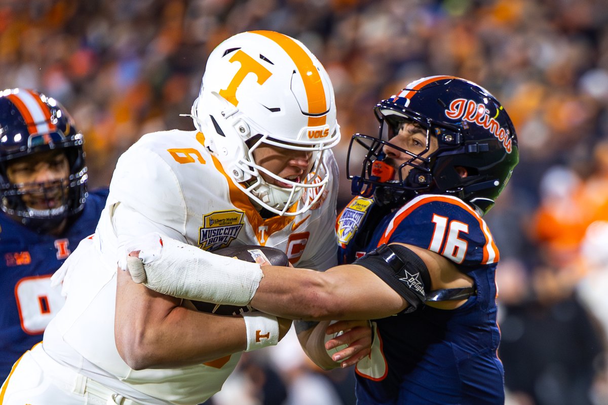 MusicCityBowl's tweet image. walls like these win games 🛑 

throwing it back to some big stops at the liberty mutual music city bowl 

#defense #collegefootball #musiccitybowl #gameday #bowlseason

@SEC @bigten @NissanStadium @BowlSeason @LibertyMutual @espn @IlliniFootball @Vol_Football