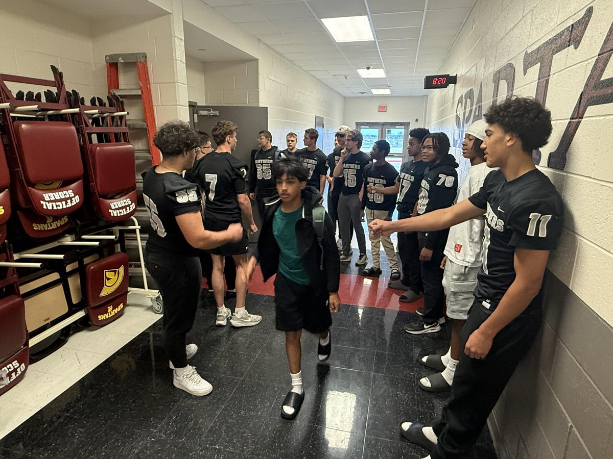 VincentVer42459's tweet photo. Team PWA helping out at Stafford @Caleb_Oden8 @dezlewis13 @clintsurratt @PCHSfriscoFB https://t.co/i7oi4Zb6R5
