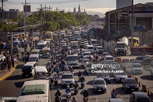GettyImagesNews's tweet image. Queues form on the road and at payment points in Manila during a two-day #strike of transport workers as global #oil supply disruptions linked to the Iran war hit the #Philippines, prompting a national energy emergency and driving fuel prices sharply higher. 📷: @eacayan
