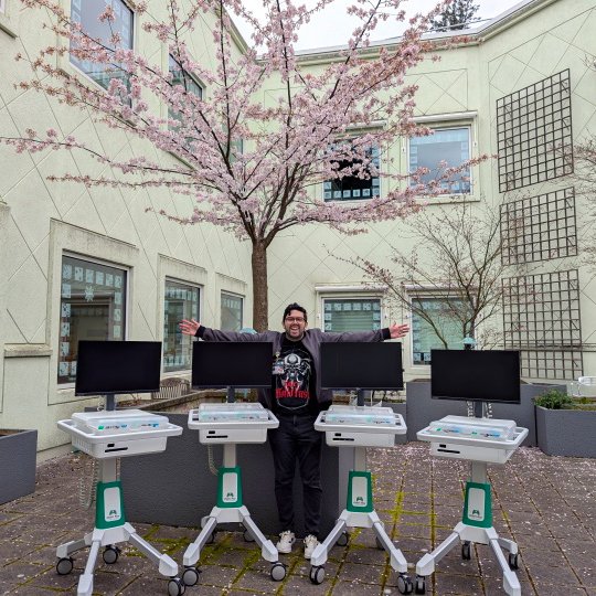 GamersOutreach's tweet photo. Fresh @CPCharity GO Karts are now at @OHSUNews Doernbecher Children’s Hospital in Portland 🧡💚

These co branded units are part of our longstanding partnership with Child’s Play, bringing more play and connection to kids in hospitals. https://t.co/1Hl5ziy5Dt