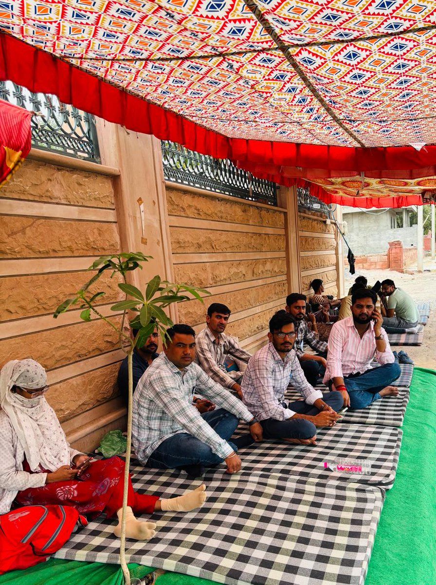 Mularam74512860's tweet photo. राजस्थान एकीकृत शिक्षक महासंघ के बैनर तले अध्यापक भर्ती 2022 के पुनः परिणाम में प्रभावित शिक्षकों के स्थायीकरण को लेकर निदेशालय बीकानेर के आगे प्रदेश महामंत्री शक्ति चौधरी और वागाराम बाछडाऊ के नेतृत्व में लगातार 8वें दिन भी धरना जारी।
@saten_08 @BhajanlalBjp @RajCMO 
@Dadarwal7 https://t.co/429oaKQFg9
