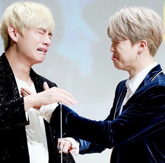 _jmthv_'s tweet photo. pov 95ไลน์ร้องไห้งอแงใส่นะโม :

คนนึงงอแงน้อยใจ               นะโมที่ไม่รุ้ว่า
คนนึงเห็นเพื่อนร้อง             ตัวเองผิดไร
ก็ร้องตาม https://t.co/qZfthiEAQR