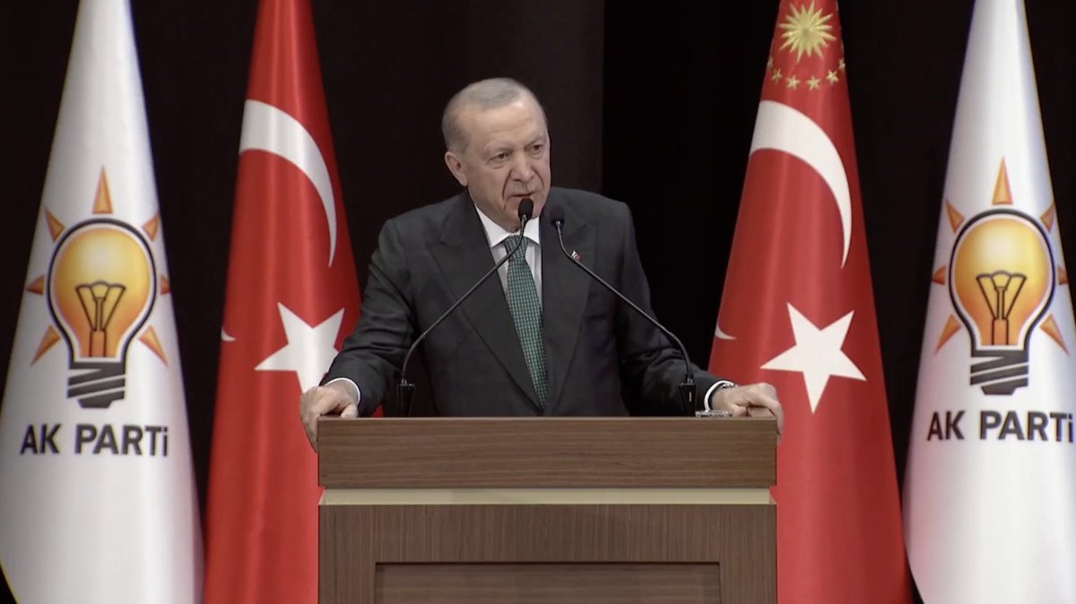 perde_arkasi1's tweet photo. 🔴الرئيس التركي رجب طيب أردوغان:

الهجمات الأمريكية والإسرائيلية على إيران

— الحرب التي شُنّت على إيران لا تزال تُغرق منطقتنا برائحة الدم والبارود. يُستهدف أطفال أبرياء بالصواريخ وهم يتلقون دروسهم في مدارسهم.

— تشهد منطقتنا أحلك أيام القرن الماضي. شبكة إبادة جماعية، أعمتها الكراهية، تجرّ منطقتنا إلى كارثة متسترةً وراء حجج دينية.

— ليطمئن الجميع: نحن لا نميّز بين إخواننا وجيراننا، ولن نقف مكتوفي الأيدي بينما يعاني إخواننا.

— كتركيا والشعب التركي، لن نتخلى عن الشعوب التي نعتبرها أصدقاءً وإخوةً في السراء والضراء.

— حكومة نتنياهو لا تستهدف جارتنا إيران فحسب، بل تُنفّذ أيضًا خططها لغزو لبنان تدريجيًا.

— لمدة ٢٧ يومًا، في نظر هؤلاء المعتدين الذين يتجاهلون كل المبادئ والقيم والأعراف، هل يهمّ إن كنا شيعة أو سنة، أتراكًا أو أكرادًا، عربًا أو فرسًا؟

— بقلبٍ مثقل، أسأل: ما الفرق بين الدموع التي ذُرفت في أصفهان وطهران، وتلك التي ذُرفت في أربيل وبغداد وبيروت والرياض؟

— مع أن الحرب حرب إسرائيل، إلا أن الثمن الباهظ الذي يُدفع هو أولًا من قِبل المسلمين، ثم من قِبل الإنسانية جمعاء.

— القنابل والصواريخ تنشر الموت... بعد أن يهدأ الضجيج، سنعيش معًا من جديد على هذه الأرض. أعتقد أنه لا ينبغي لأحد أن ينسى هذه الحقيقة.

— نرفض أي عمل أو نقاش من شأنه أن يُؤجّج العداء بين الشعوب الشقيقة، ويدعم مخططات الصهيونية في سياسة فرق تسد التي تستهدف منطقتنا.

— الصدمات المؤقتة أو العالمية لن تثنينا عن أهدافنا. بإذن الله، سنصل إلى غايتنا في نهاية المطاف.

— هناك حقيقةٌ واقعةٌ لتركيا، فرغم الضربات التي تلقتها من كثيرٍ من الأفراد غير الأكفاء والطموحين، إلا أنها ما زالت صامدةً شامخةً كالصخر. لن يستطيع أحدٌ أن يُخضع هذه تركيا.

— لن نتراجع عن سياستنا الخارجية السلمية، التي بنيناها على محور السلام للجميع، والاستقرار للجميع، والطمأنينة للجميع.

— لأول مرة منذ عام ١٩٦٧، لم تُؤدَّ صلاة العيد في المسجد الأقصى. هذا التجاوز للقانون اعتداءٌ سافرٌ على عقيدة ملياري مسلم.

— بغض النظر عن الذريعة، لا يجوز اغتصاب حق المسلمين في الصلاة في المسجد الأقصى، أو منعه، أو حظره.