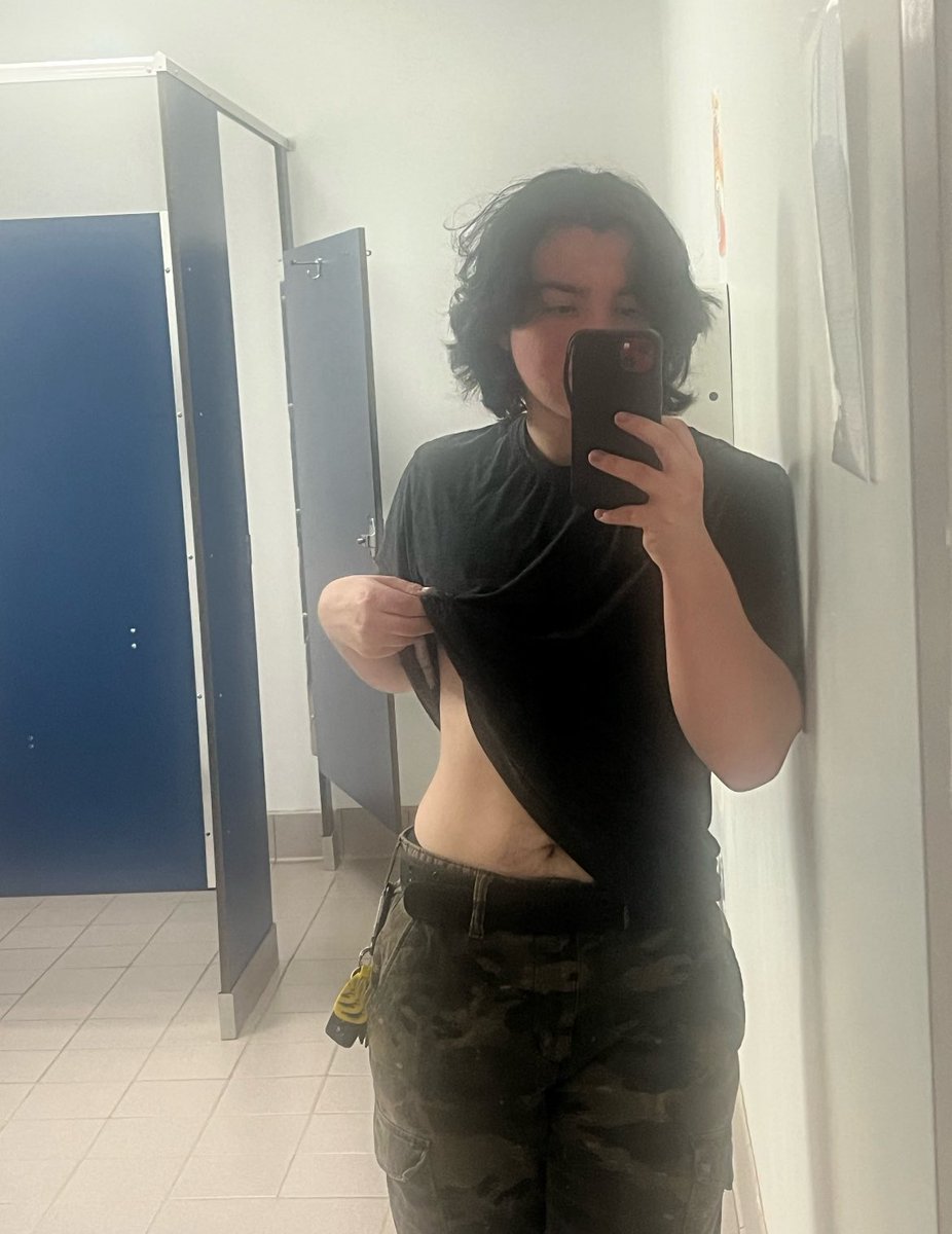 itslucky06's tweet photo. Showing off my abs (i just started working out again) in the worst lighting known to man https://t.co/EcLmRLh9bT