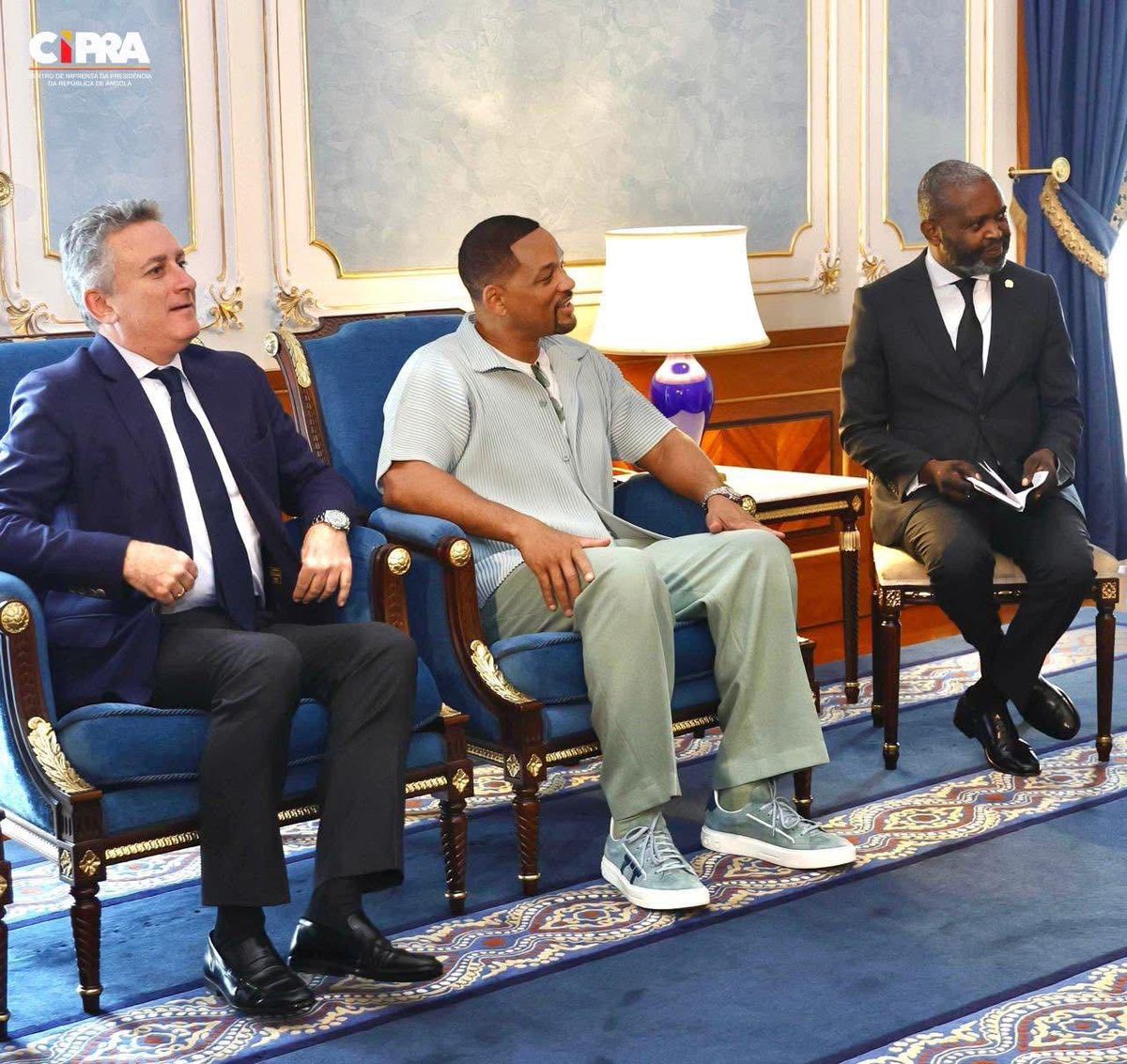 Embai_DC's tweet photo. O Presidente da República, João Lourenço, recebeu a meio da manhã de hoje (26), no Palácio Presidencial, em Luanda, o actor, produtor e músico norte-americano Will Smith, que se encontra em Angola desde ontem à noite.

À saída do encontro, Will Smith disse que abordou com o Presidente João Lourenço aspectos ligados ao desenvolvimento e à promoção do turismo angolano.

Destacou a existência de um clima emocionante neste país, sublinhado que a “energia positiva transmitida pelas pessoas é um factor importante para o progresso de Angola”.

A estrela norte-americana manifestou ainda o interesse de regressar a Angola e a possibilidade de gravar cenas de filmes e séries, nomeadamente na próxima produção associada a “Bad Boys”.

Willard Carrol Smith, de seu nome oficial, nasceu na cidade norte-americana de Filadélfia e tornou-se numa das figuras mais influentes da indústria de entretenimento nas ultimas três décadas.

Está em Angola integrado numa  delegação da E1 League, liderada por Alejandro Agag, cujo organismo deverá realizar ainda este ano no país uma edição do Campeonato Mundial de Barcos Eléctricos. #diplomaciacultural #angola