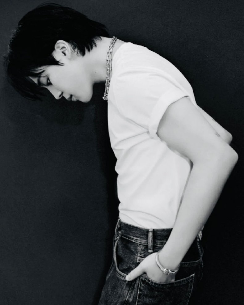 지민의 뾰족한 팔꿈치 라인

#JIMIN #PARKJIMIN #지민