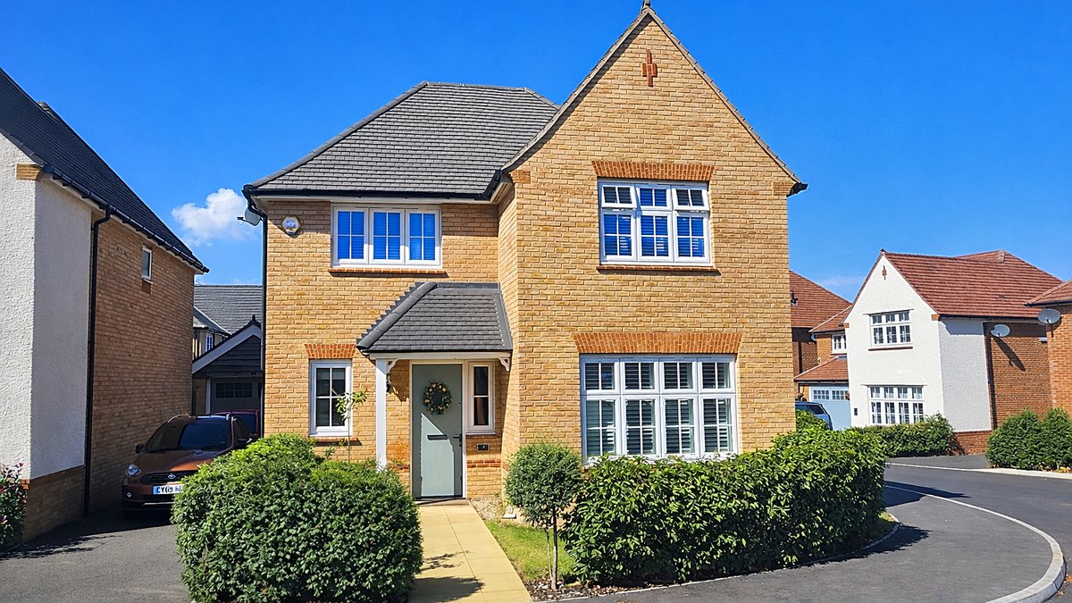 DC_Estates's tweet image. ✨New Listing
Modern 4-bed detached home on Redrow’s Hunter Avenue. Stylish interiors, open-plan living, garden, garage, and en-suite. Great location near town, coast, and transport links.

Read more: davidclarke.co.uk/?p=225714&amp;amp;depa…

#ForSale #KentHomes