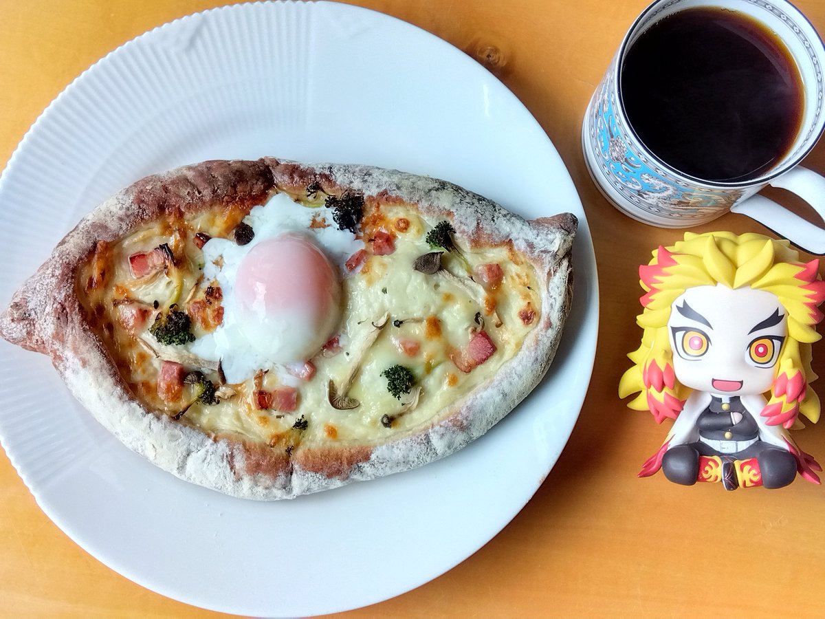 #朝ごはん はビスマルクバゲット✨①  
タブレットレッスン。
ホワイトソースもレンチンで小麦粉とバターから作った。😄
コーヒーはスタバ。☕️

#木漏れ日のお茶会
#abcクッキング #abccooking #手作りパン #パン作り #おうちカフェ #coffee #珈琲 #おそ由松