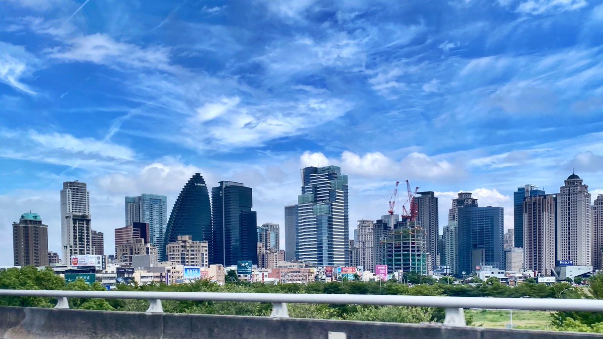 media24fr's tweet photo. 🇫🇷🇹🇼 𝗧𝗮𝗶̈𝘄𝗮𝗻 𝗳𝗮𝗯𝗿𝗶𝗾𝘂𝗲 𝟵𝟬 % 𝗱𝗲𝘀 𝗽𝘂𝗰𝗲𝘀 𝗜𝗔 𝗺𝗼𝗻𝗱𝗶𝗮𝗹𝗲𝘀 𝗲𝘁 𝗹𝗲 𝗳𝗿𝗮𝗻𝗰̧𝗮𝗶𝘀 𝗔𝗶𝗿 𝗟𝗶𝗾𝘂𝗶𝗱𝗲 𝘃𝗮 𝗯𝗶𝗲𝗻𝘁𝗼̂𝘁 𝘀’𝘆 𝗿𝗲𝗻𝗱𝗿𝗲 𝗶𝗻𝗱𝗶𝘀𝗽𝗲𝗻𝘀𝗮𝗯𝗹𝗲 𝗮𝘃𝗲𝗰 ��𝗲𝘁𝘁𝗲 𝘂𝘀𝗶𝗻𝗲 𝗱𝗲 𝗽𝗿𝗼𝗱𝘂𝗰𝘁𝗶𝗼𝗻 𝗱𝗲 𝗠𝗮𝘁𝗲́𝗿𝗶𝗮𝘂𝘅 𝗔𝘃𝗮𝗻𝗰𝗲́𝘀

À Taïwan, on ne fabrique pas seulement des puces.
On fabrique une partie du cerveau numérique de la planète.

Et c’est précisément là qu’Air Liquide vient de s’installer avec une nouvelle usine à Taichung.

Le groupe français ne produit pas les puces elles-mêmes.
Il fabrique les molécules ultra-spécifiques qui permettent de les construire, couche après couche, à l’échelle du nanomètre.

C’est discret, presque invisible, mais absolument vital.

Dans un monde où TSMC domine les puces les plus avancées pour l’IA, Apple ou Nvidia, être au plus près de cet écosystème, c’est devenir indispensable.

Autrement dit, la France ne tient peut-être pas la fonderie…
mais elle s’invite dans l’un des maillons les plus critiques de la chaîne mondiale des semi-conducteurs.

👉 https://t.co/mCbVnynjs9

#SemiConducteurs #AirLiquide #Taiwan #Industrie #france #IA #Technologie #HighTech