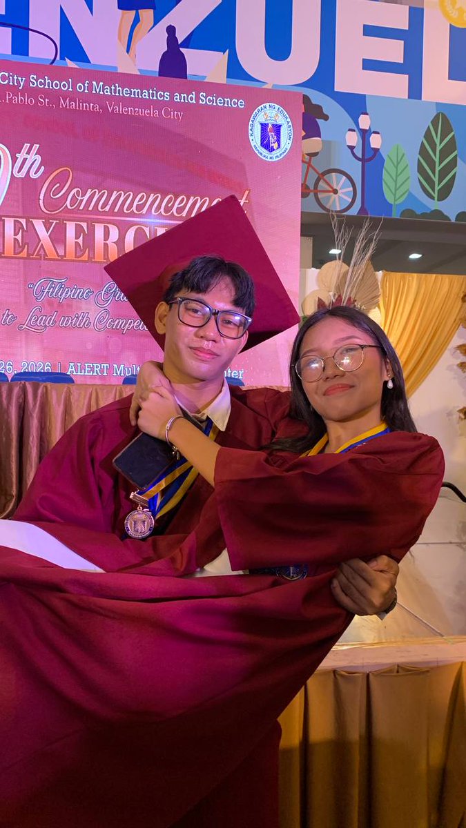 cesafrn's tweet photo. graduated with my dearest, @wuakhim ❤️‍🩹 https://t.co/TKjaufEMKX