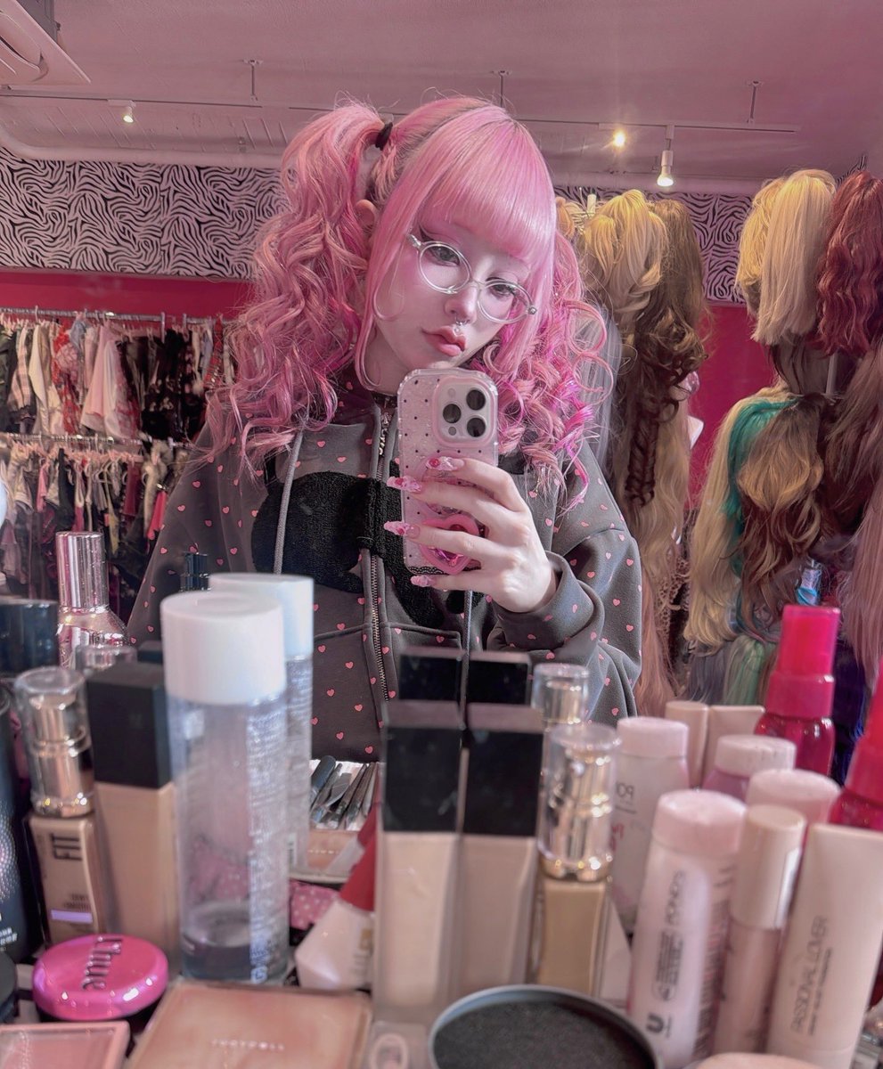 Laura KiraKira tweet media