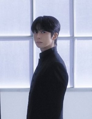 제일 큰 신부님한테 관심 잇습니다