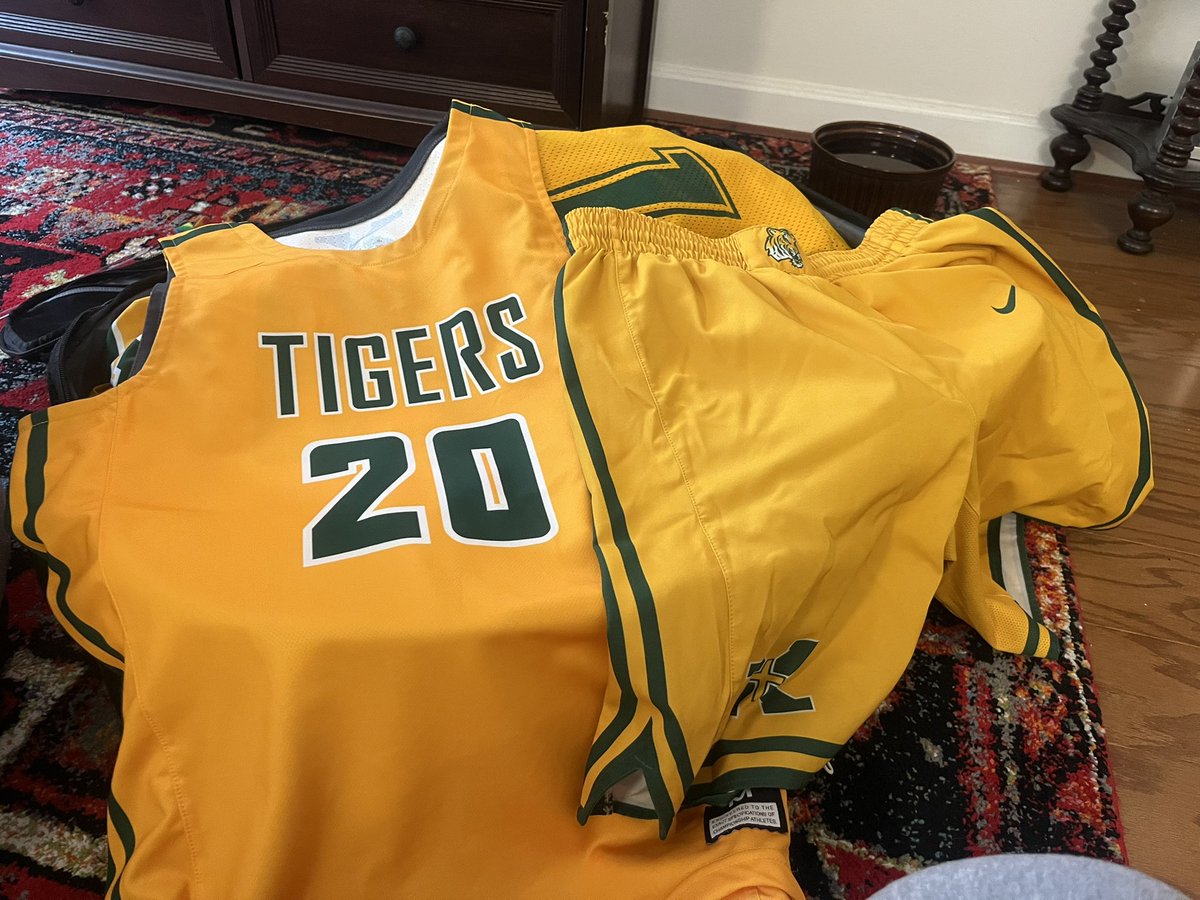 Five years later, donations from <a href="/stxtigers/">Saint Xavier High School</a> to the <a href="/XaverianBros/">Xaverian Brothers</a> Kenyan schools is still so special. From Louisville ➡️ Bungoma, Kenya. Many thanks, <a href="/StXBasketball/">Kevin Klein</a> 💚💛