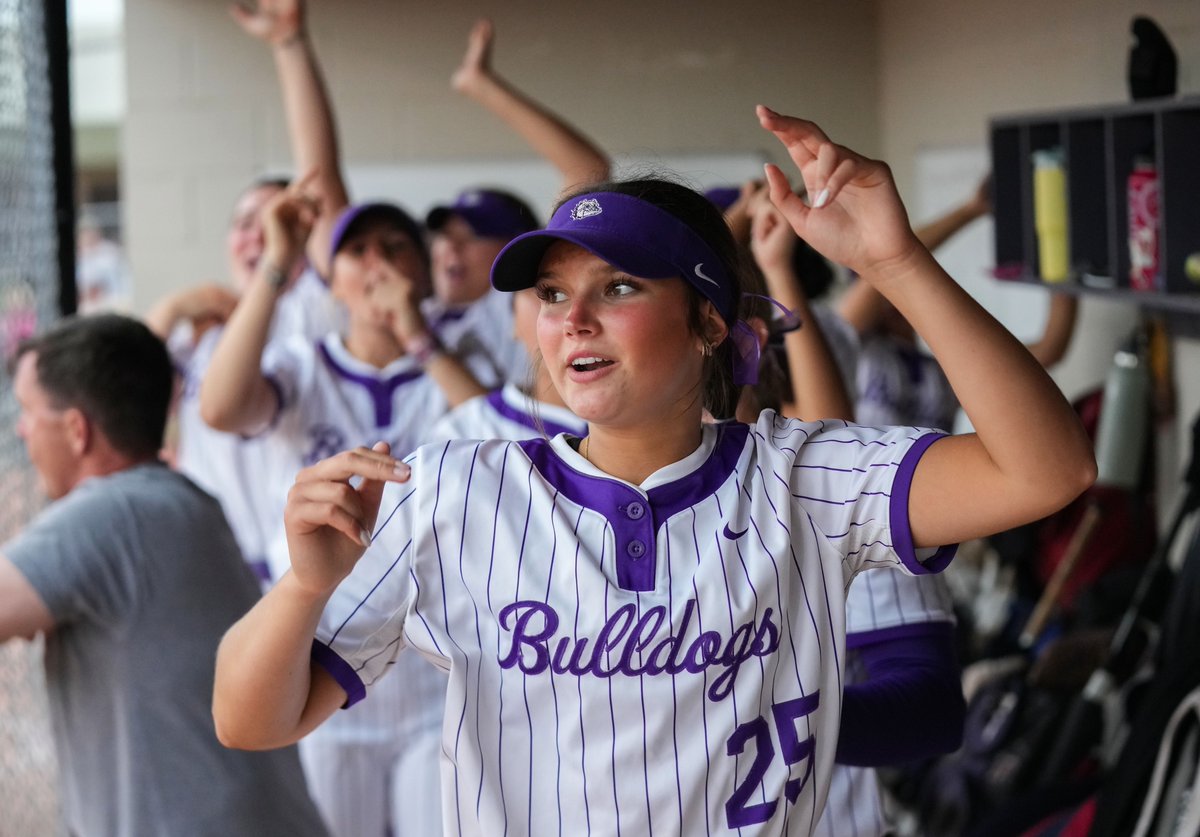 Brian_Haenchen's tweet photo. Wrapping up 1st week of softball previews with Central Indiana underclassmen to know. List is compiled based on submissions from area coaches.

Seen here: @BHSDogsSoftball's Etta Schroering, @FCFlashes' Olivia Starr, @whitelandsports' Abby Holt

📜: https://t.co/ugt83oyvo3 https://t.co/qq9MARrH0l