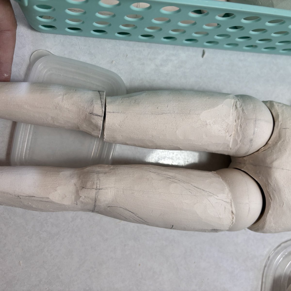 bansyo_k's tweet photo. 大腿、膝、足首のラインがつまらないので
膝を切って改造しています。
ヘッドには仮蓋をつけました。

型名検討中(minosaの次) https://t.co/sZGwzqh1xE