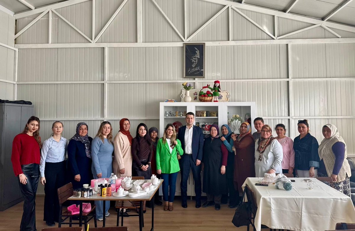 CivrilKaymakaml's tweet photo. 📍Çivril Sosyal Dayanışma Merkezi (SODAM)

Kaymakamımız Sn. @fatihcidiroglu , eşi Uzm. Dr. Ayşe CIDIROĞLU hanımefendi ile birlikte, Çivril Sosyal Dayanışma Merkezi (SODAM) bünyesinde düzenlenen atölye çalışmasında taş tozundan biblo yapım sürecini yerinde inceledi. 

#Çivril https://t.co/ewAYTeGtRb