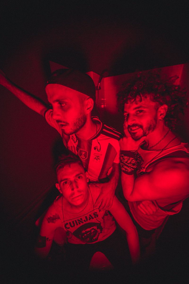 VirtualFrizz's tweet photo. Virtual Frizz®️

10.ABRIL: Auditorio Oeste
25. ABRIL: Muddy's Club

Foto: Lucho Olivera https://t.co/4MnAWdTaVa