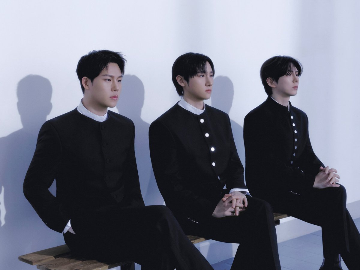 มอนเอ้ก คือเป็นวงไททันอยู่ละ ตัวสูงตัวหนาขายาว มาถ่ายรูปคอนเซ็ปต์อะไรแบบนี้ด้วยกันมันแบบ โมเดลมาก สัดส่วนบาลานซ์กันไปหมด โคตรเป๊ะ โคตรเนี้ยบ เท่ว่ะท่าน