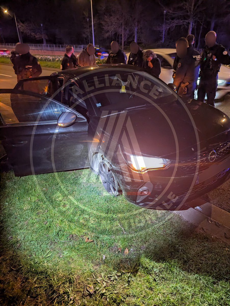 alliancepolice's tweet photo. Hier à #Lille/#Roubaix, refus d’obtempérer, fuite, choc contre un véhicule #CRS et un de nos collègues percuté. Résultat : 10 jours d’ITT.
Voilà la réalité du terrain.
Refuser d’obtempérer, c’est mettre des vies en danger. #SoutienFDO https://t.co/oduRG2SbdQ