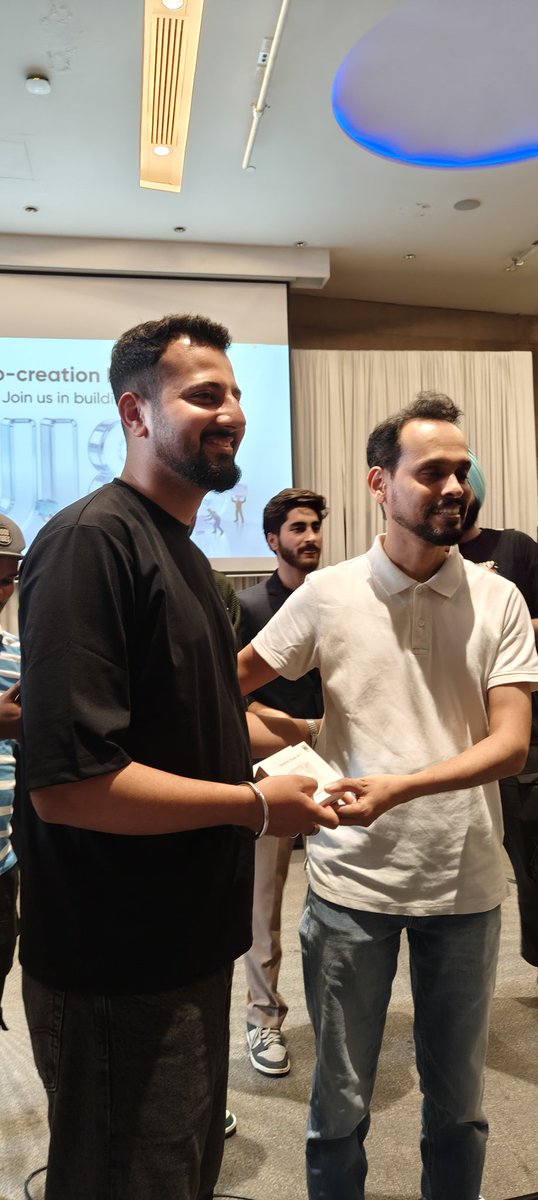 thejastheju's tweet photo. Started as a normal device user playing games and taking photos.
Now co-creating #realme UI 8.0 in Bangkok ๐น๐ญ
This journey is unreal and inspiring
#RealFriendsClub #realmecocreation
#realmecommunityindia #realmeUsers https://t.co/wIZwzBxoCl