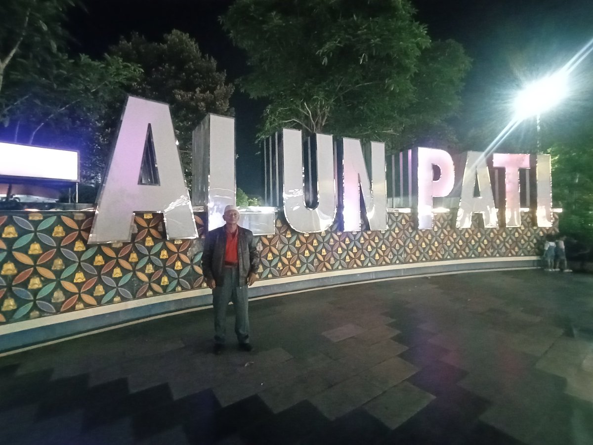 nifl430's tweet photo. Lebaran kali ini aku mencoba untuk me time dengan ayah ku.Di tempat kelahiran ayahku.I know hubungan anak &amp; ortu ini gk akrab2 amat.But i try to create memories with him.Krn slama ini ,jika di rumah jrg ngobrol bareng. Spy tdk jdi penyesalan d kemudian hari. https://t.co/RGXCURzrIP