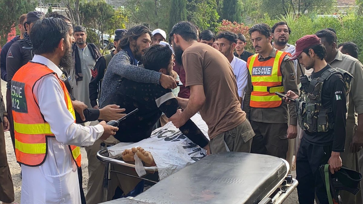 afridi5533's tweet image. ضلع مہمند تحصیل صافی کے علاقے ترنگزئی باباجی میں عسکریت پسندوں کی فائرنگ کے نتیجے میں ایک سویلین جاں بحق جبکہ کاؤنٹر ٹیررازم ڈیپارٹمنٹ (سی ٹی ڈی) کے تین اہلکار زخمی ہو گئے۔۔

#Mohmand #Safi #Terrorism