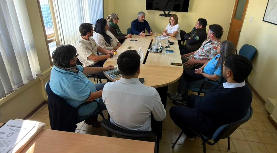 SecPescaCht's tweet photo. El secretario de Pesca, @DiegoBrandan27, recibió a la misión técnica del Proyecto de Cooperación Mutua llevado adelante por referentes de Chile y Chubut, destinado a lograr la conservación de mares y océanos, en concordancia con el desarrollo económico sostenible https://t.co/G1pjfkxgEV