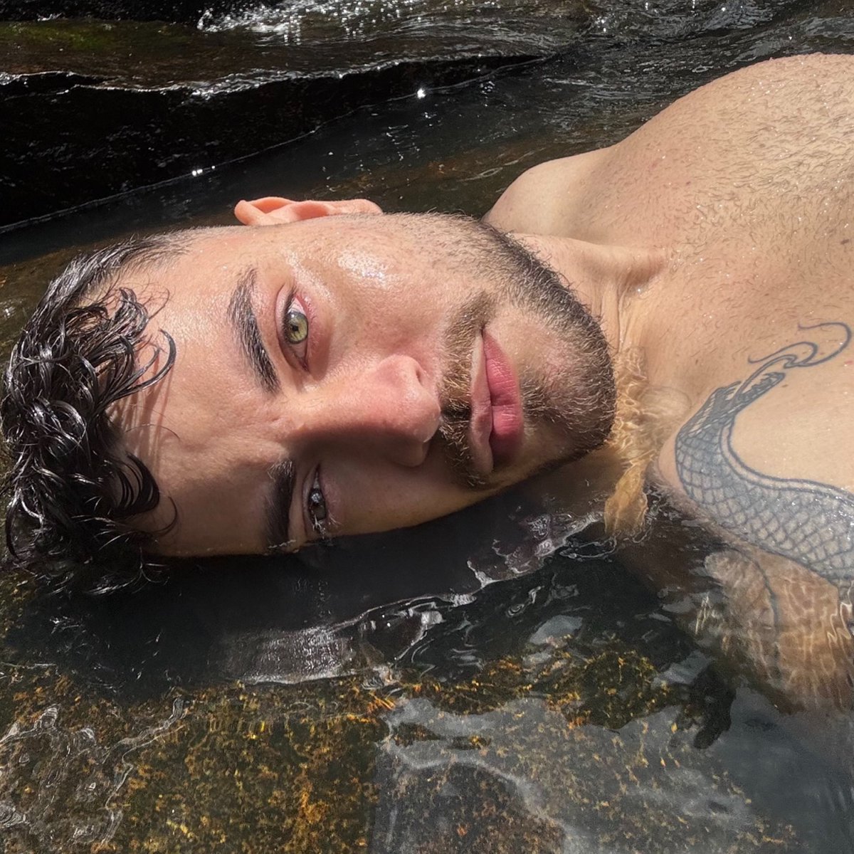 Enquanto o mundo corre, eu respiro.
A pressa lá fora não alcança quem aprende a desacelerar aqui dentro.
Hoje eu escolhi estar presente.