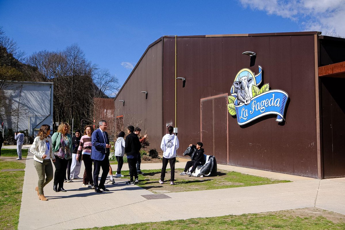 DiputacioGirona's tweet photo. 📍Visitem les noves instal·lacions industrials de @fageda a #SantaPau, que han permès mantenir llocs de treball i crear-ne de nous. 

🏫El president, Miquel Noguer, i la diputada Imma Muñoz també han conegut els projectes presents i futurs del #Noima, l'Escola de Noves Oportunitats de la Garrotxa.

👀👉https://t.co/dI34FGYHKS