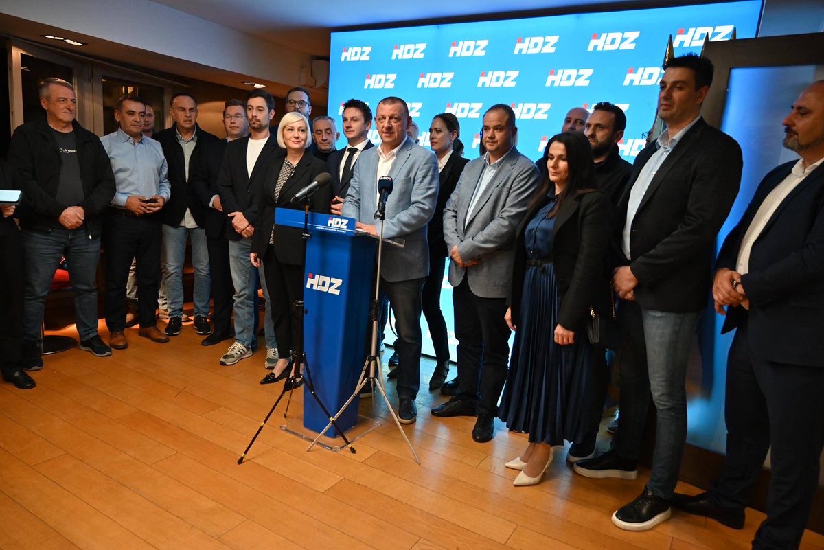 HDZ_HR's tweet image. Posrnuli #možemosi - a što drugo? - opet se kite tuđim perjem. Crno na bijelo, više od 80% svih većih projekata u glavnom gradu 🇭🇷 NE financira Grad Zagreb, nego država i fondovi #EU. A i europska sredstva uglavnom je osigurala - #VladaRH!

⬅️ Ivan Matijević, predsjednik HDZ-a