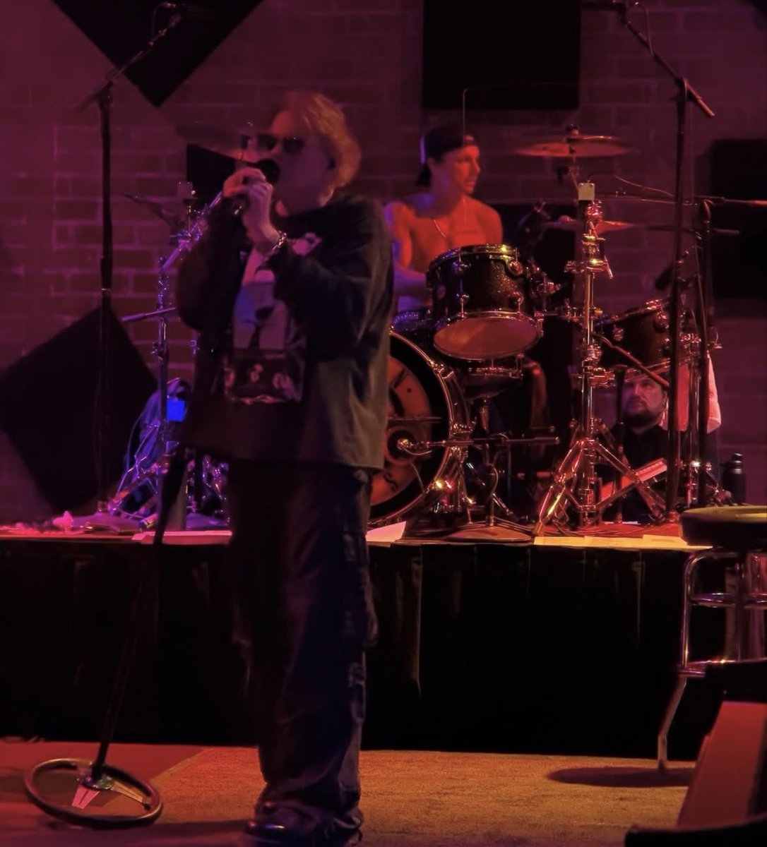 TheGNRGiirl's tweet photo. New photos of Axl at band rehearsals in Los Angeles! The 2026 Guns N’ Roses tour kicks off in Monterrey, MX this Saturday.

What song do you think he’s singing here? https://t.co/2ifC1zdSbf