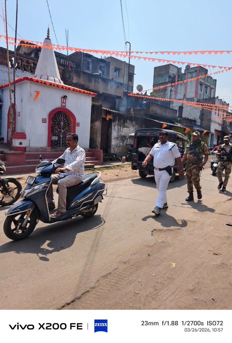 Cpadpc's tweet photo. As a part of the Confidence Building Measures and Area Domination , Route March along with the CAPF was going on under Sanctoria IC PS-Kulti , ADPC . #SafeElection #ADPC#routemarch #PoliceInAction https://t.co/zhiD7aK1kj