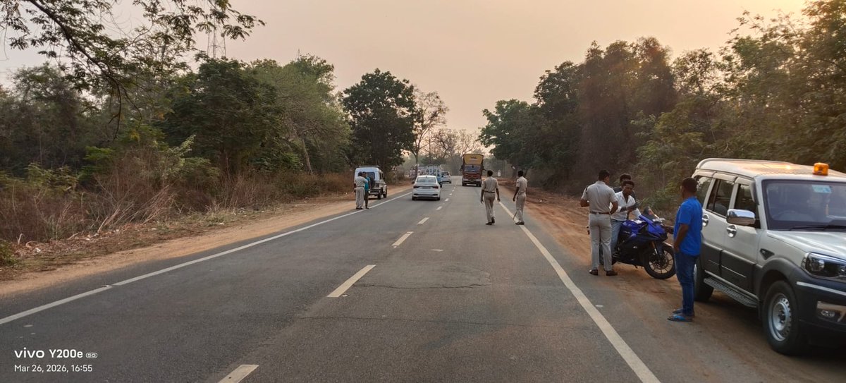 RtoBalangir03's tweet photo. Today, enforcement officials from RTO #Bolangir conducted a drive at #Loisingha to check and penalize traffic violators. Awareness posters were also affixed at various locations in the area. https://t.co/4AkJ2jzbz7