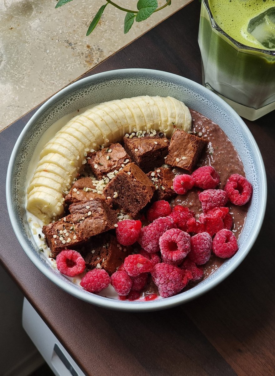 tiiyamisu's tweet photo. i still have some leftover brownies.. yk what that means lol https://t.co/RdUzOJqqqi