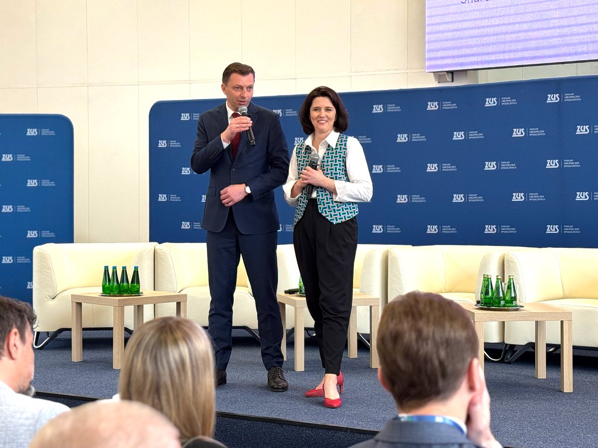 Wiceprezes ZUS Mariusz Jedynak i prezeska fundacji Share the Care <a href="/AndrianKarolina/">Karolina Andrian</a> otworzyli konferencję „Równi w domu, równi w pracy”.

🗨️ Mijają trzy lata od wdrożenia unijnej dyrektywy dotyczącej równowagi między życiem zawodowym a prywatnym rodziców i opiekunów. To już