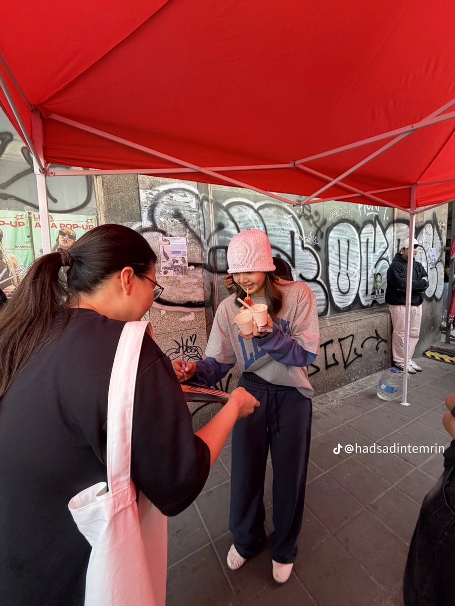 AMOR! #LISA esteve presente na Pop Up de Alter Ego hoje na Tailândia! 

ctto

<a href="/wearelloud/">LLOUD</a>