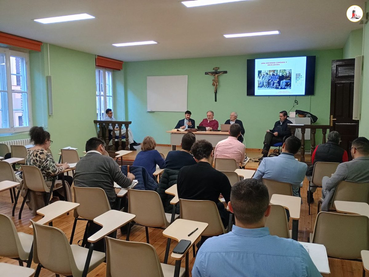 IglesiaEnLeon's tweet photo. 👉🏼 El aula magna del 🛐 #SeminarioSanFroilán acogió #ayer la 📚 #SesiónInterdisciplinar del ✝️🏫 #ISTAL 'La sociedad del cansancio'. https://t.co/RDAfNWsbZy