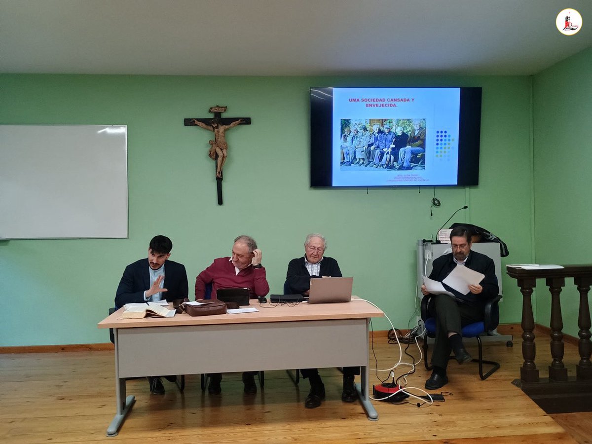 IglesiaEnLeon's tweet photo. 👉🏼 El aula magna del 🛐 #SeminarioSanFroilán acogió #ayer la 📚 #SesiónInterdisciplinar del ✝️🏫 #ISTAL 'La sociedad del cansancio'. https://t.co/RDAfNWsbZy