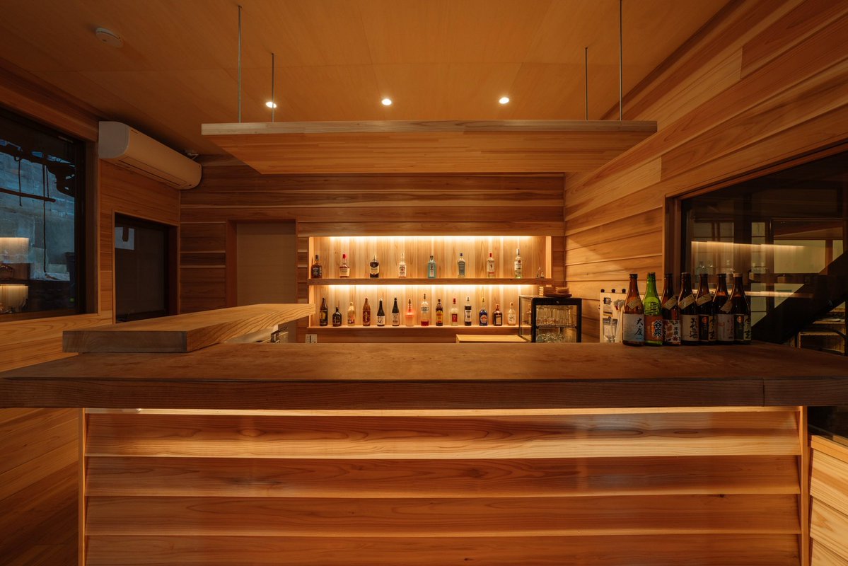 能登を応援したいと思って下さる方へ。
「能登は今、泊まる場所がない」
そんな声をよく聞きます。
でも実は、週末になると予約が空く宿があるんです。
少しでも今の能登を楽しんでもらいたくて、週末限定のBARを作りました。
地酒や地元ワイン、「のとジン」を🍸

ゲストハウス黒島でお待ちしています