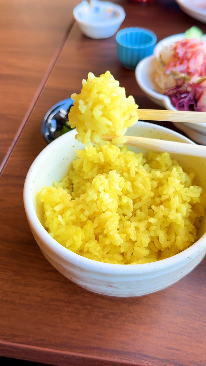 beautiful_Izu's tweet photo. 「網元料理 徳造丸 本店」
最後は伊豆エリアでおなじみの「徳造丸」で贅沢ランチ😋
名物の金目鯛をはじめ、地元産の新鮮な海の幸をいただけます🐟
クチナシの実で色をつけた「黄飯(きめし)」で食べるのが東伊豆流だそう🍚
おかわりも自由なのが嬉しいですね✨ https://t.co/a8vDqtuXuU