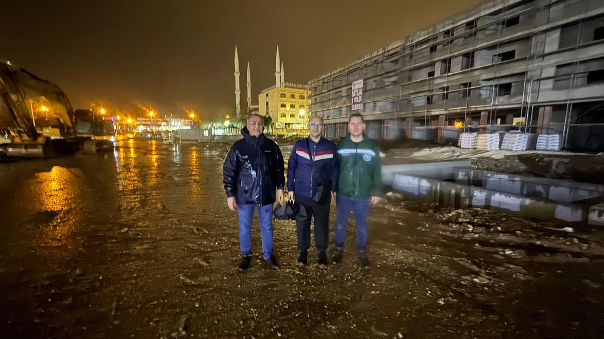 dsi_15_blgmd's tweet photo. Yoğun yağışlara karşı sahadaki gücümüzle görevimizin başındayız.

Bölge Müdürümüz Ali Naci Kösalı'nın koordinasyonunda;
44 iş makinası, 28 arazi aracı ve 142 personelimizle sahada aktif olarak çalışmalarımızı sürdürüyoruz. https://t.co/Xf77U5mFiV