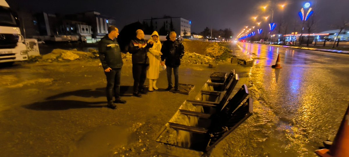 dsi_15_blgmd's tweet photo. Taşkın riski bulunan tüm noktalarda ekiplerimiz anlık müdahale için hazır, sahada kesintisiz bir mücadele yürütülmektedir.

Devletimiz tüm imkânlarıyla sahada, milletimizin yanındadır. https://t.co/49a1AyR5c4