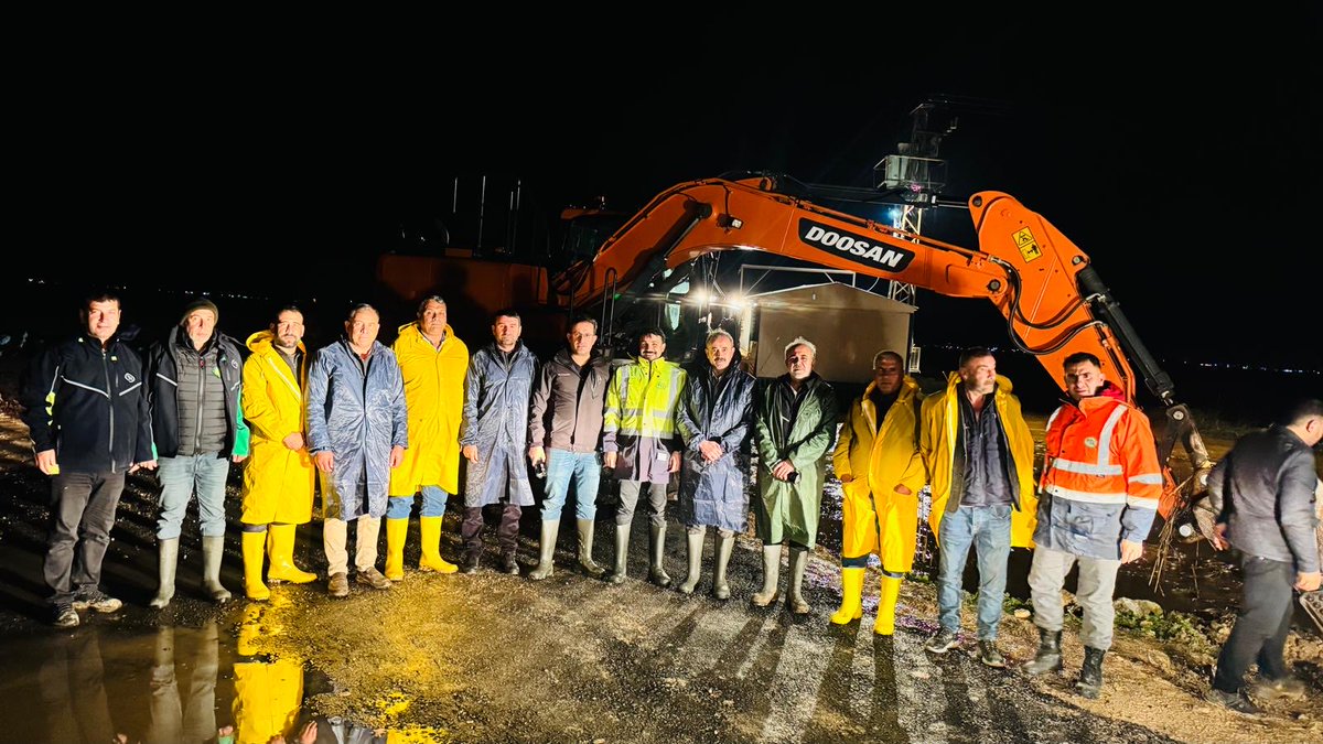 dsi_15_blgmd's tweet photo. Taşkın riski bulunan tüm noktalarda ekiplerimiz anlık müdahale için hazır, sahada kesintisiz bir mücadele yürütülmektedir.

Devletimiz tüm imkânlarıyla sahada, milletimizin yanındadır. https://t.co/49a1AyR5c4