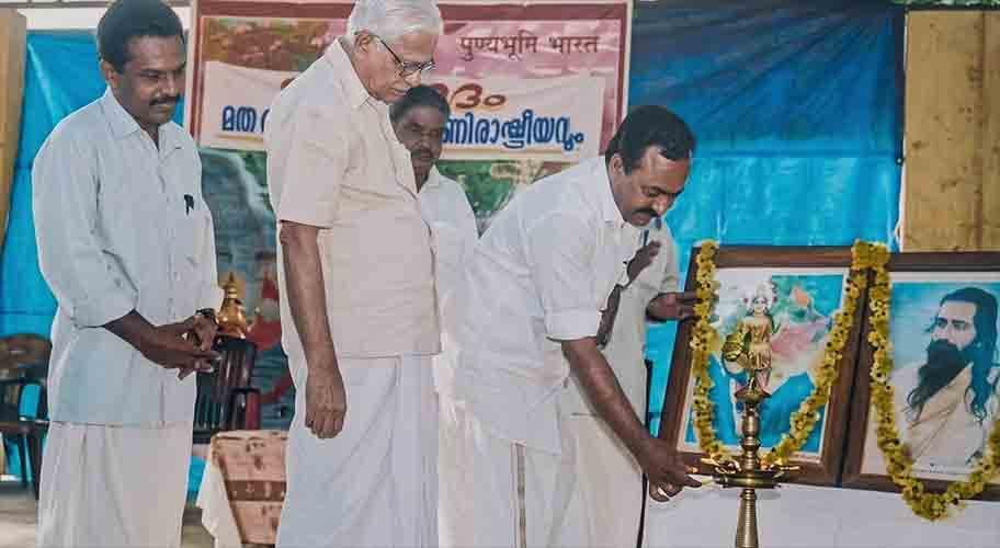 lord_devourer's tweet photo. ഗോൾവാൾക്കറുടെ മുൻപിൽ 90° കുനിഞ്ഞു നിന്ന് പറവൂര് deal ഉണ്ടടക്കിയത് നീയല്ലേടാ സതീശാ....... https://t.co/jfSNk2ShFS
