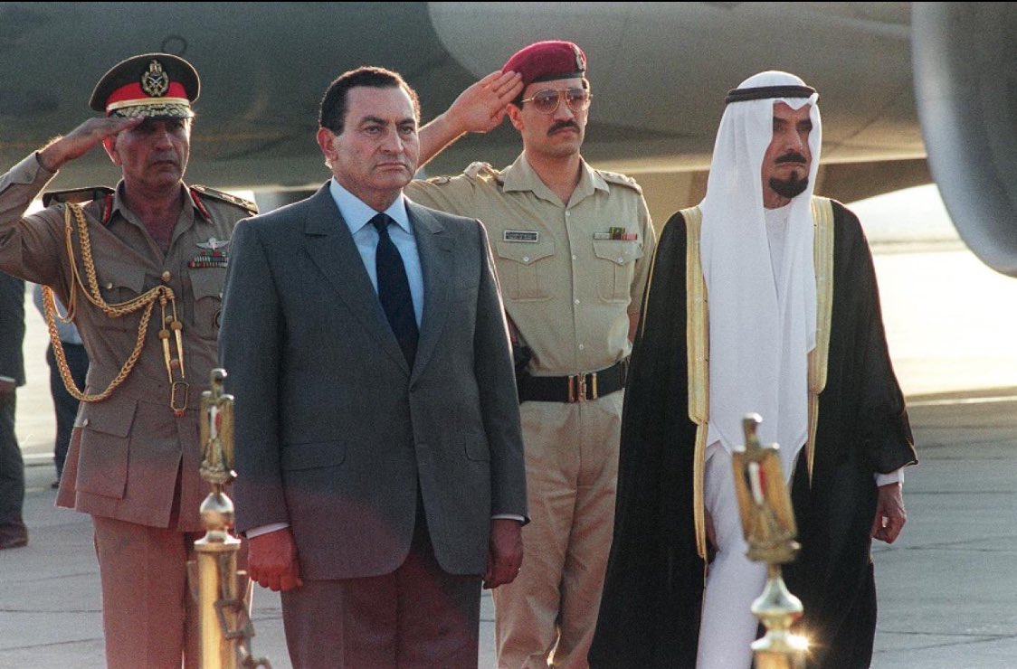 Saleh_kwt88's tweet photo. هل تعلم؟

أن الضابط الكويتي الذي يقف خلف الأمير الراحل 

الشيخ جابر الأحمد والرئيس المصري الراحل حسني مبارك 

في هذه الصورة خلال أيام أزمة الغزو العراقي للكويت…

هو وزير الداخلية الحالي الشيخ فهد اليوسف الصباح. https://t.co/NzXd40gG0l