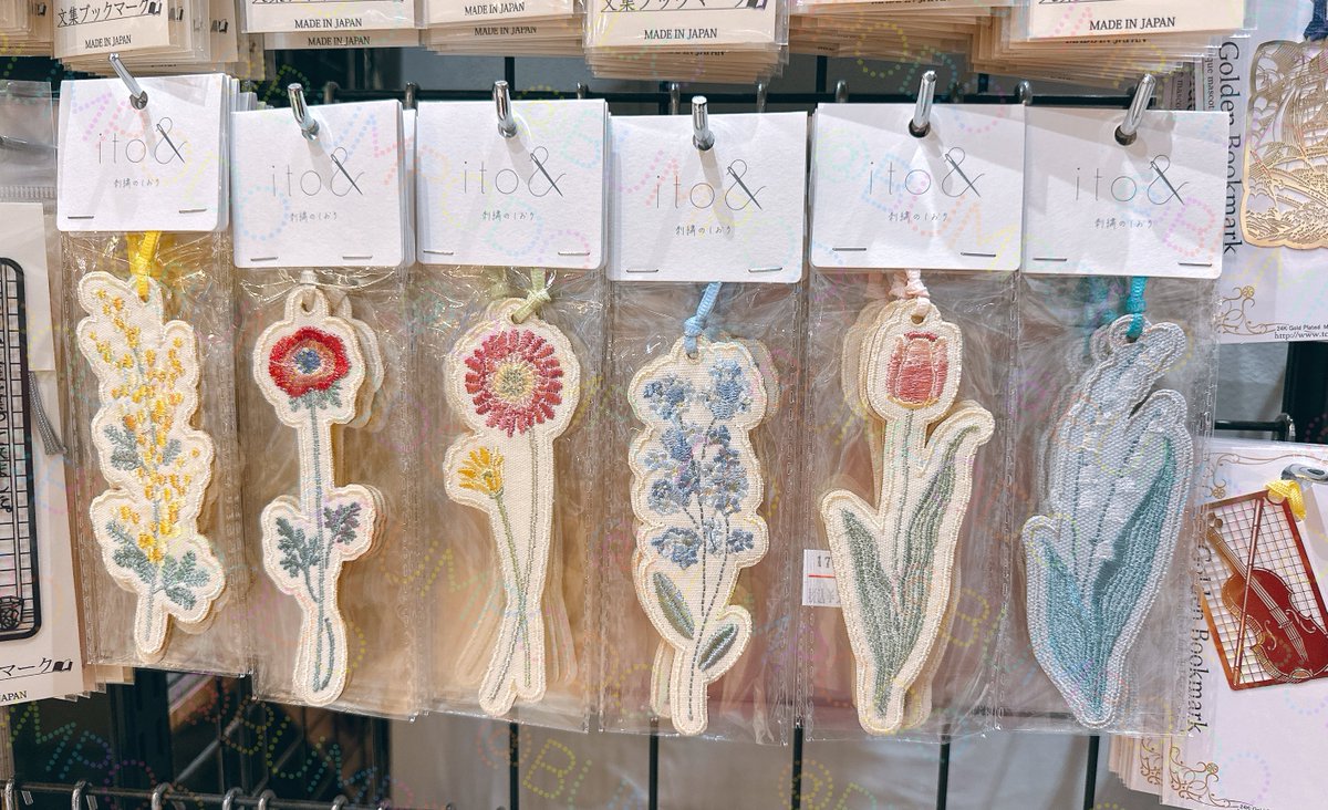 物語に花が咲きますね✨️💐

刺繍雑貨ブランド『ito&amp;(イトアンド)』の刺繍しおりが入荷しました。

手に取って見れば見るほど、ステッチや糸の色に見惚れる感じ、素晴らしいです。