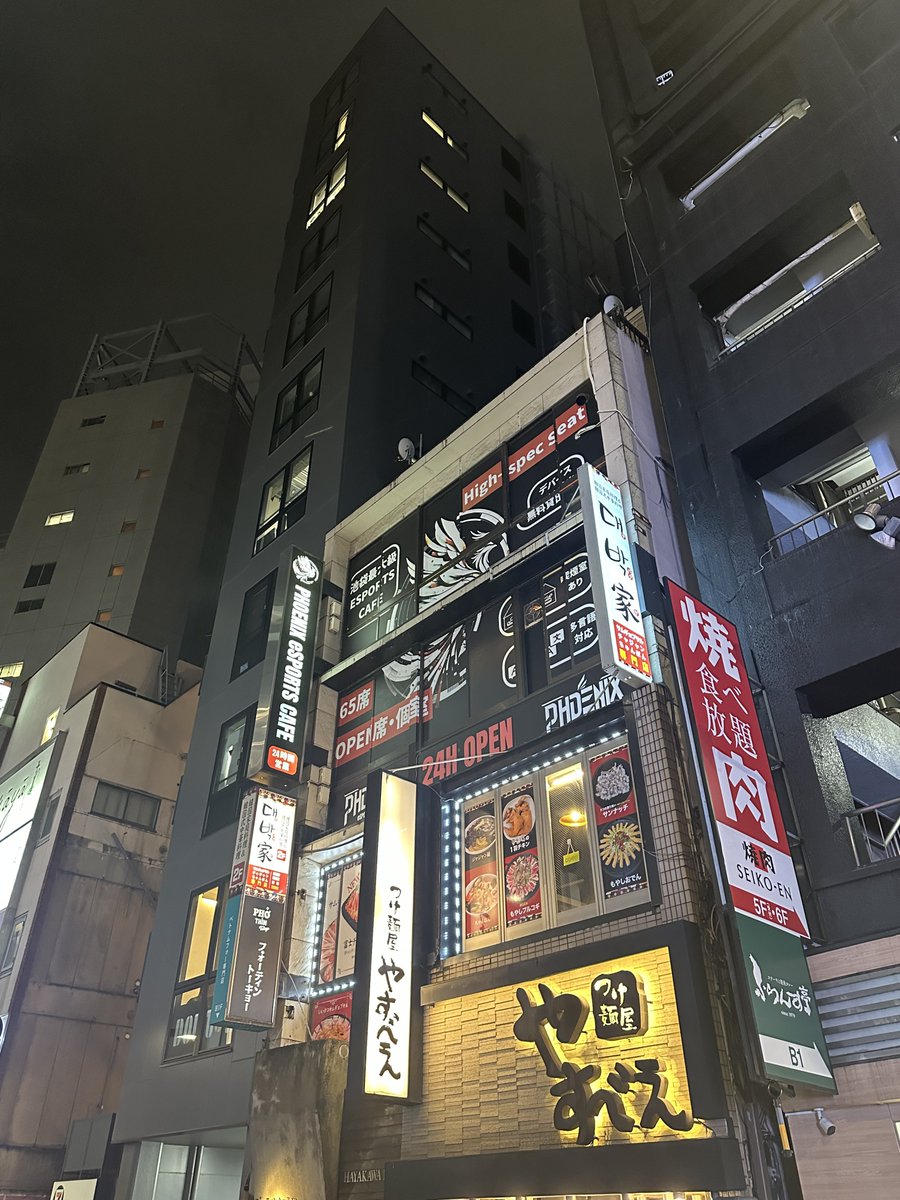 phoenixe315's tweet photo. 雨の後の爽やかな空気の中、eSPORTS CAFE PHOENIXでゲームしませんか？
暖かい照明、快適なゲーミングチェア、熱々のコーヒーやラテを片手に、思いっきり ranked やカジュアルを楽しもう！ 店内は今、空席ありでみんなリラックスしながらプレイ中～
雨が���んで気分も晴れ晴れ！ぜひ phoenix に遊びに来てね♪ 営業時間までお待ちしてます！
#eSPORTS_CAFE_PHOENIX #池袋サンシャイン通り #池袋 #雨上がり
