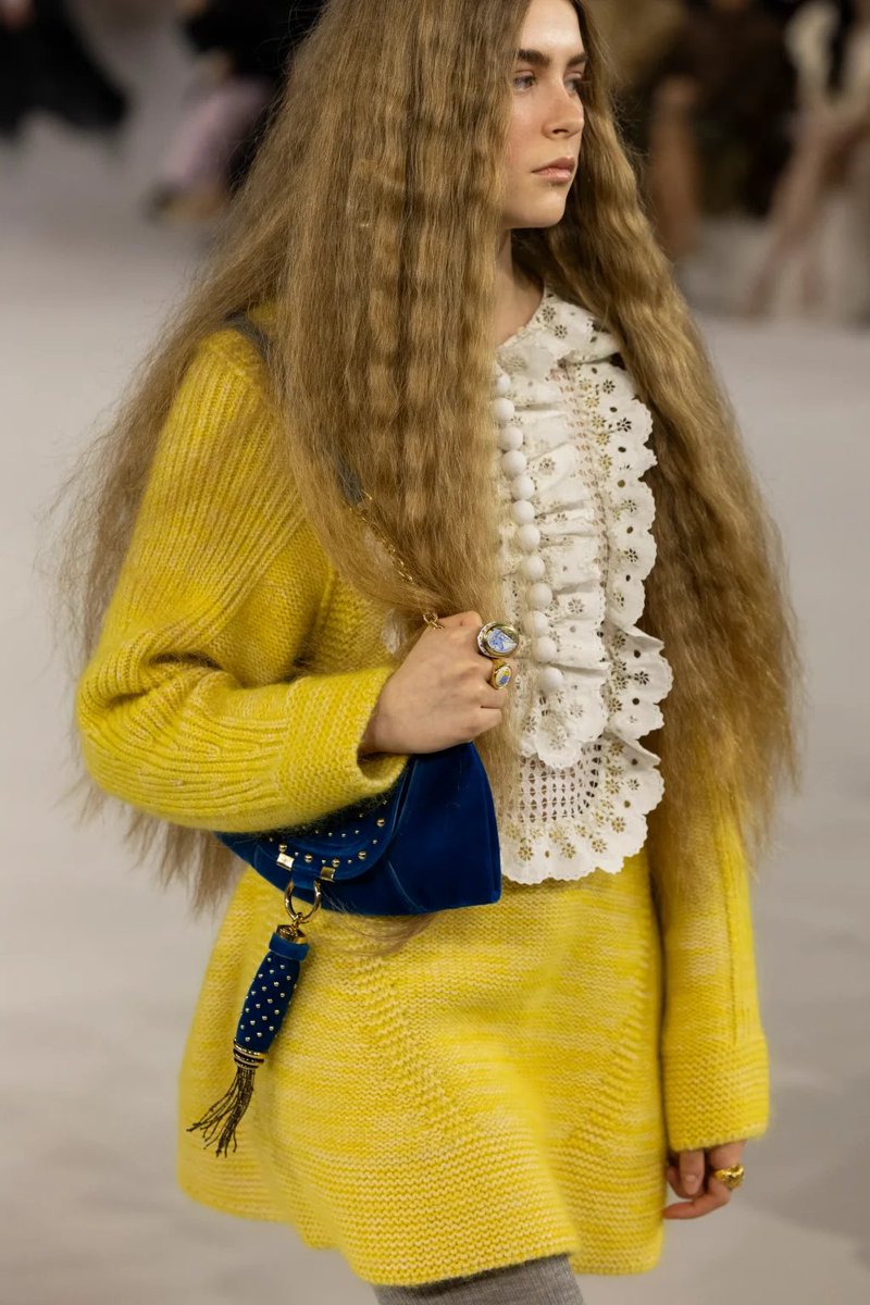 fashiontempoco's tweet photo. Chloé FW26 perfectly blends bohemian heritage with modern luxury, from the iconic Paddington’s return to stunning jewelry-inspired bags
A masterclass in practical elegance for the modern woman by chemenakamali. 

#ChloéFW26 #PFW #LuxuryBags #FashionTrends #ChloeGirls #FW2627 https://t.co/n8uvq5rIDK