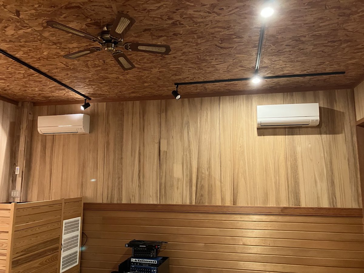 soundstudiok's tweet photo. 22畳・天井高3mの桐板の空間に、
三菱電機「霧ヶ峰」を2台新設。
この更新で全室のエアコン交換が完了しました。

リニューアルに向けてもう少しです！！
#VTuber #Vtuber準備中 #歌ってみた #宅録
#DTM #ボカロP #配信環境 #栃木 #小山市 https://t.co/apRUUBNvMO