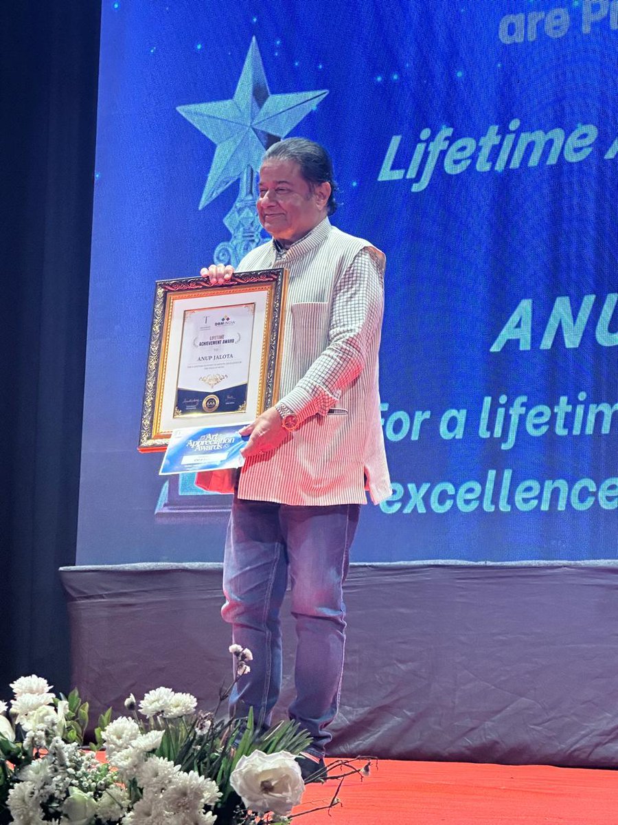 anupjalota's tweet photo. Honoured to receive the Excellence in Arts Award, grateful for the love, support, and blessings that keep the music alive 🎶✨
#ExcellenceInArts #AwardMoment #Gratitude #MusicJourney #Blessed #Honoured #ArtAndSoul #MusicLife #Thankful https://t.co/7PIicjcZUV
